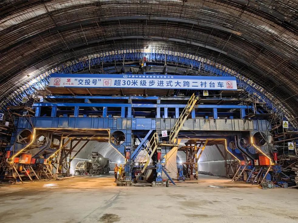七子山隧道北段主體結構施工完成